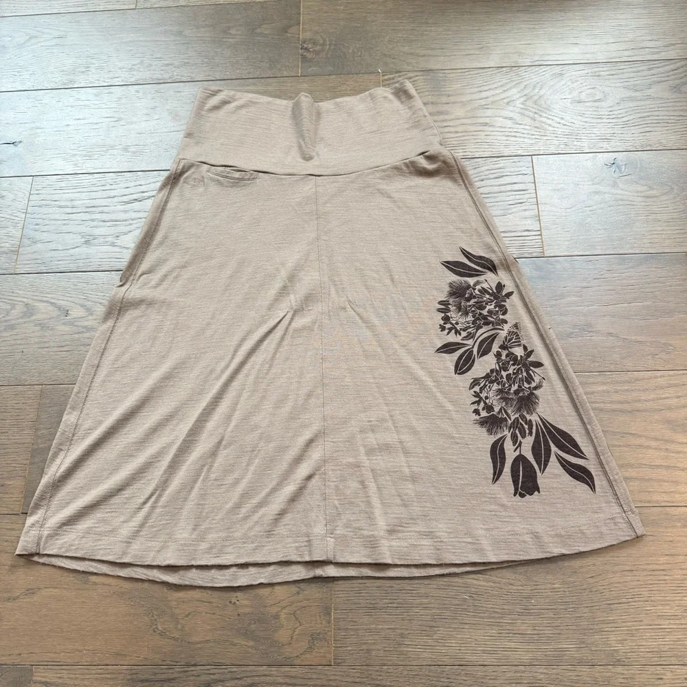 Icebreaker Skirt Sz Medium. Tan with Brown Floral Print - Picture 10 of 10